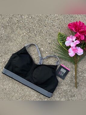 NWT Victoria’s Secret VSX Sport Black Sports Bra Size Medium